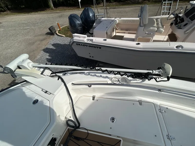 Slide: The Image of Boston Whaler 28 DAUNTLESS 2023 - 18