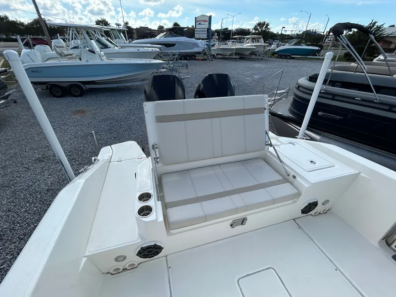 Slide: The Image of Boston Whaler 28 DAUNTLESS 2023 - 6
