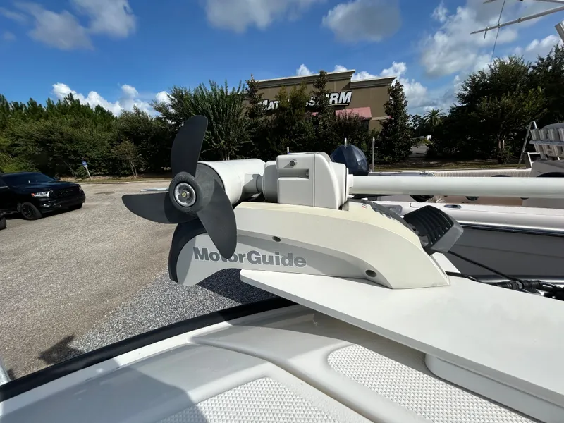 Slide: The Image of Boston Whaler 28 DAUNTLESS 2023 - 19