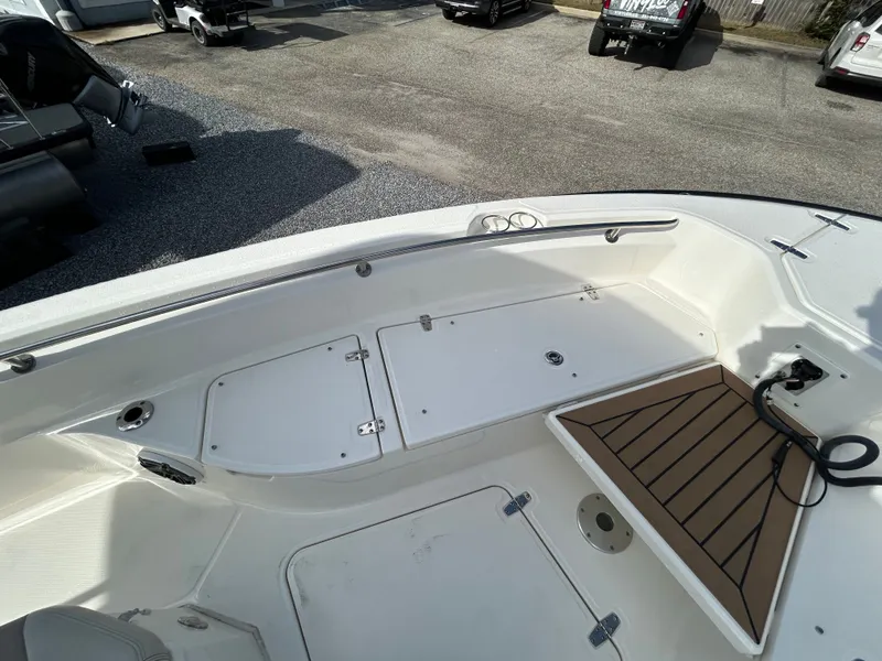 Slide: The Image of Boston Whaler 28 DAUNTLESS 2023 - 16