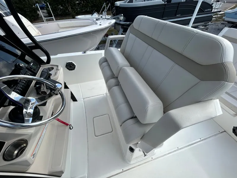 Slide: The Image of Boston Whaler 28 DAUNTLESS 2023 - 9