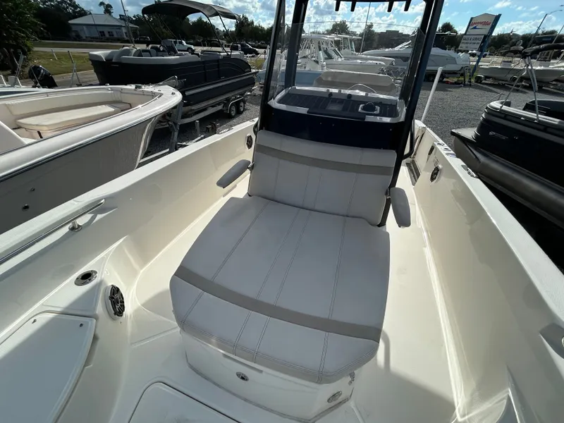 Slide: The Image of Boston Whaler 28 DAUNTLESS 2023 - 14