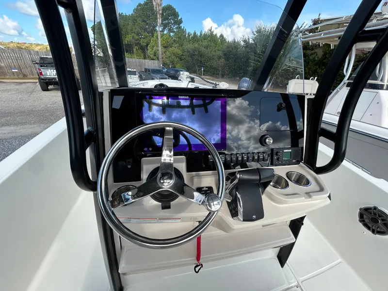 Slide: The Image of Boston Whaler 28 DAUNTLESS 2023 - 10