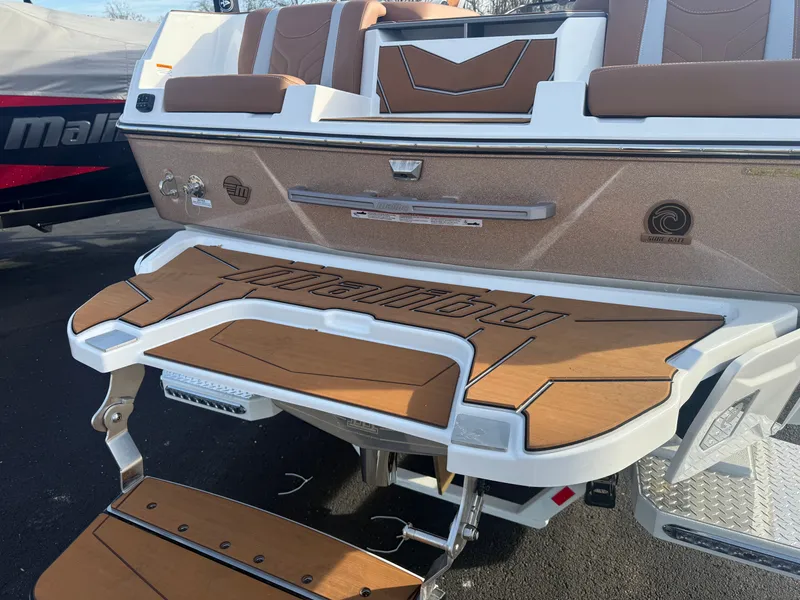 Slide: The Image of Malibu Wakesetter 25 LSV 2026 - 10