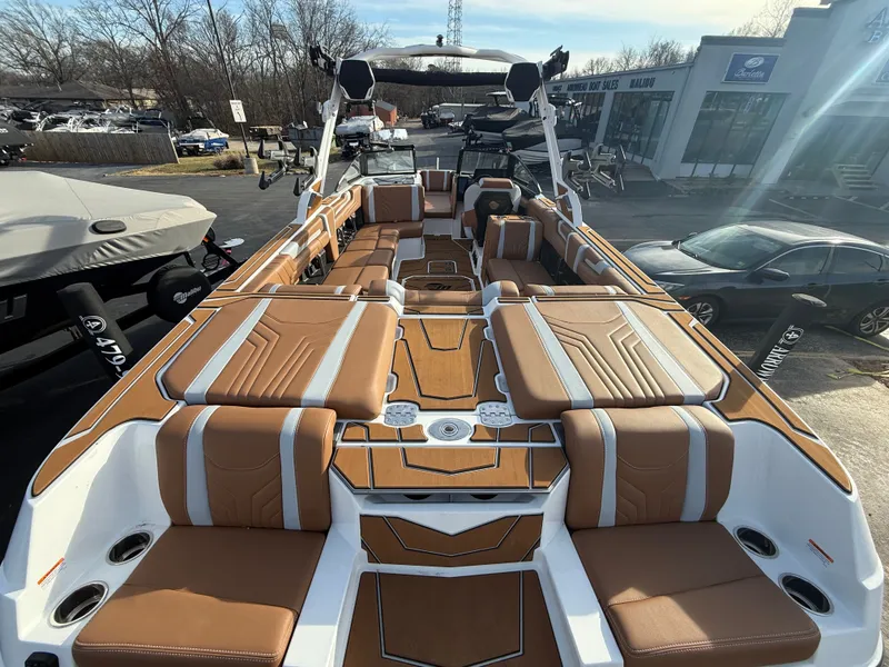 Slide: The Image of Malibu Wakesetter 25 LSV 2026 - 11