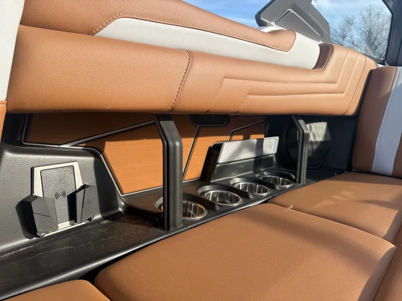 Slide: The Image of Malibu Wakesetter 25 LSV 2026 - 14