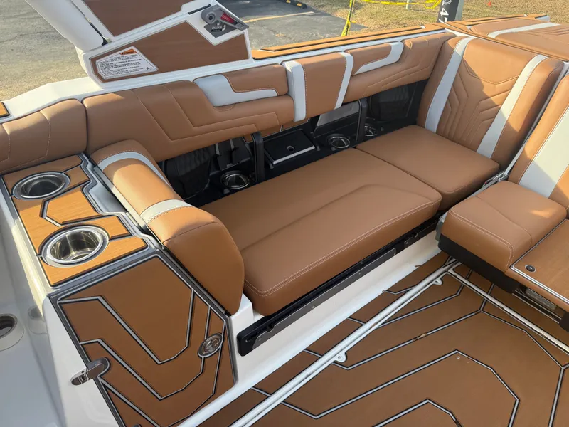 Slide: The Image of Malibu Wakesetter 25 LSV 2026 - 15