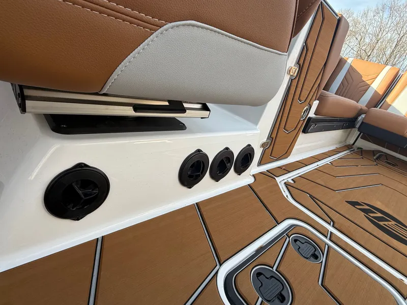 Slide: The Image of Malibu Wakesetter 25 LSV 2026 - 19