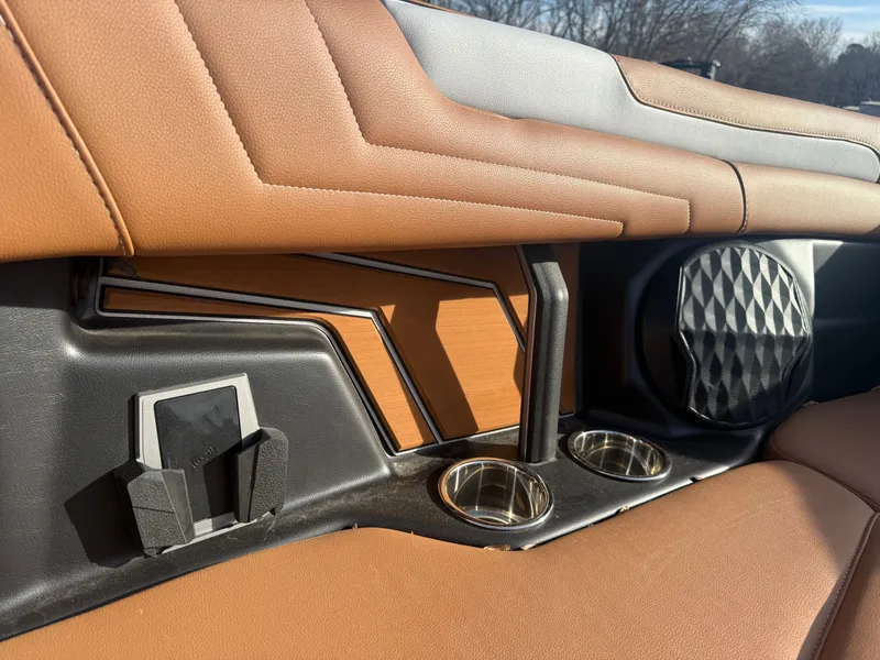 Slide: The Image of Malibu Wakesetter 25 LSV 2026 - 26