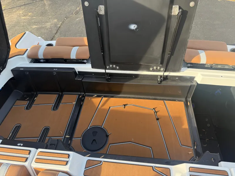 Slide: The Image of Malibu Wakesetter 25 LSV 2026 - 30