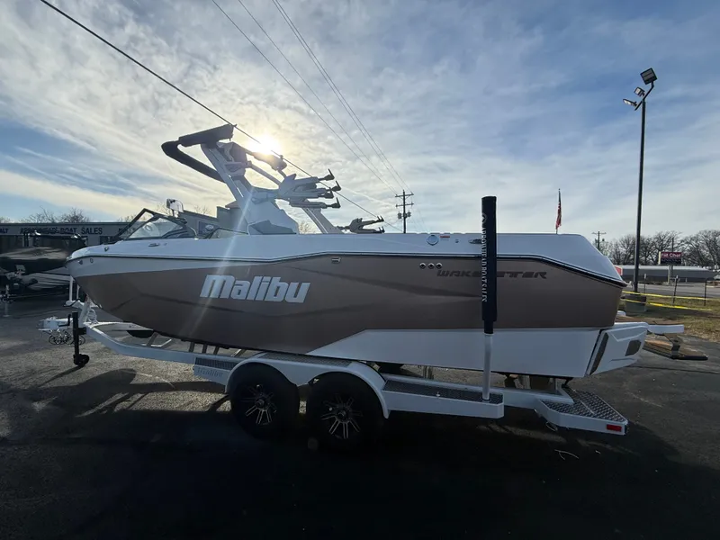 Slide: The Image of Malibu Wakesetter 25 LSV 2026 - 5