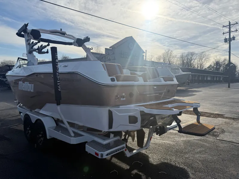 Slide: The Image of Malibu Wakesetter 25 LSV 2026 - 6