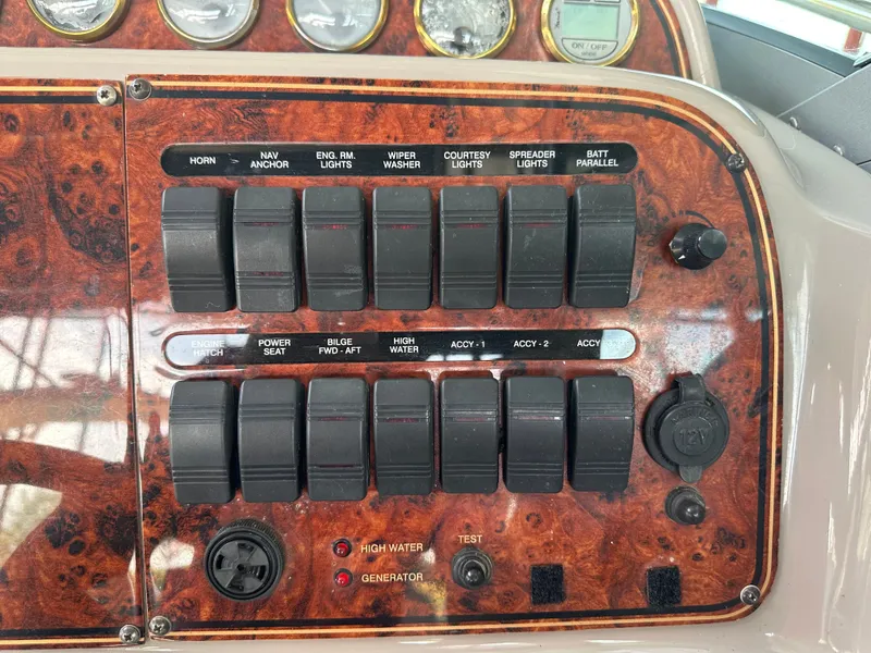 Slide: The Image of Wellcraft 3300 Martinique 2002 - 15