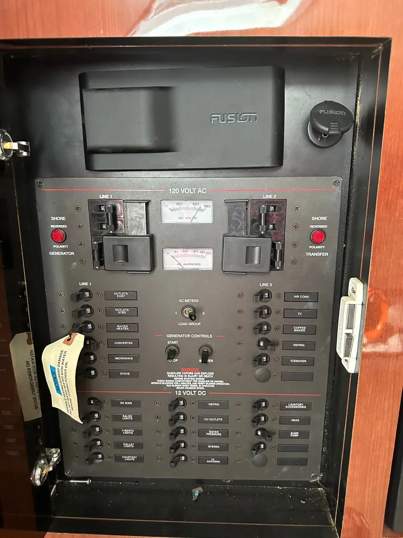 Slide: The Image of Wellcraft 3300 Martinique 2002 - 31