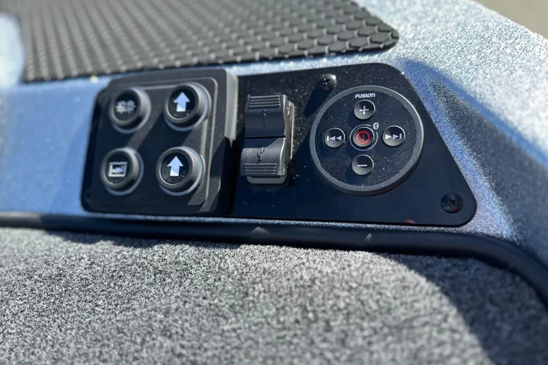 Slide: The Image of Control panel of iKon LXE21, 2026 model, featuring buttons and dials. - 8