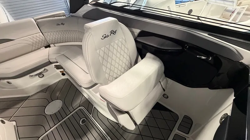 Slide: The Image of Sea Ray SLX 260 Outboard 2026 - 18