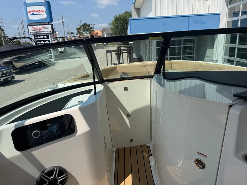 Slide: The Image of Sea Ray SDX 250 Outboard 2026 - 57