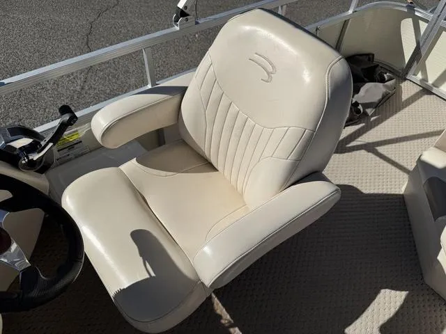 Slide: The Image of Captain's chair on 2007 Bennington 2275 GL pontoon boat, beige upholstery. - 38