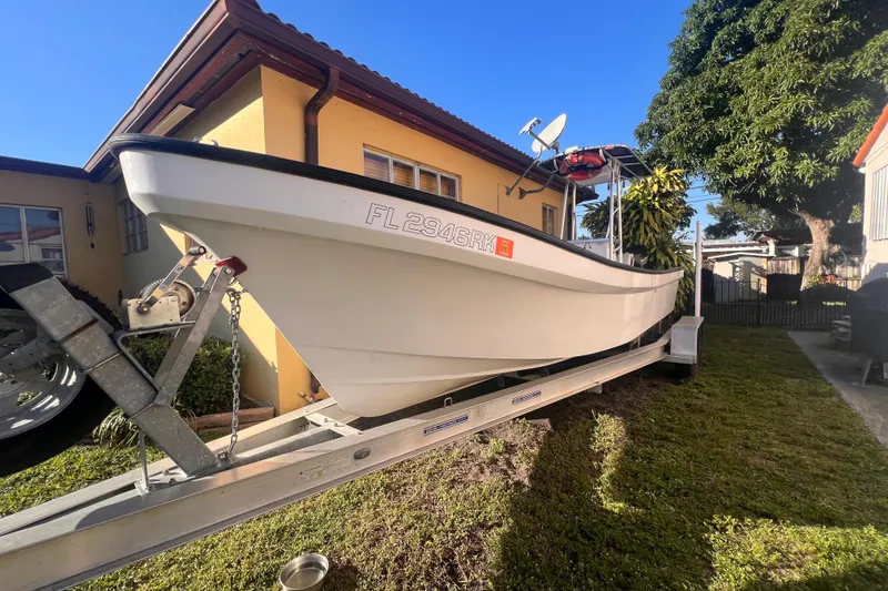The Image of 2017 Panga Minsa boat on trailer, parked beside a yellow house. - 0