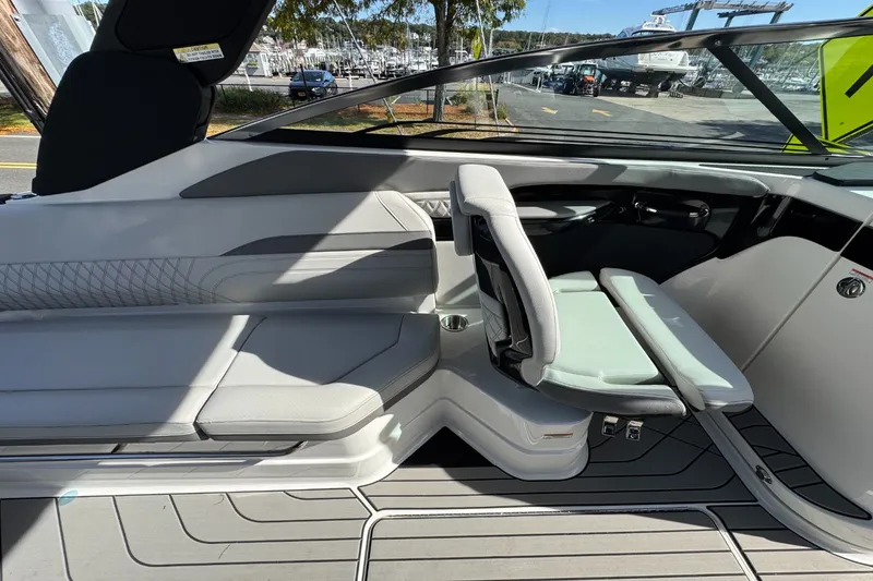 Slide: The Image of Sea Ray SLX 280 Outboard 2026 - 12