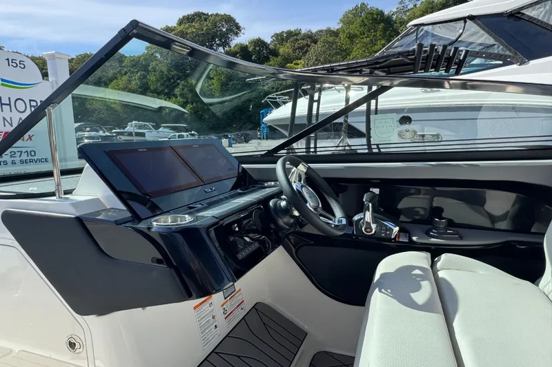 Slide: The Image of Sea Ray SLX 280 Outboard 2026 - 17