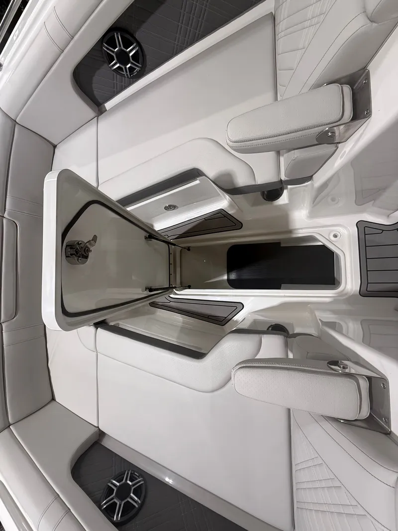 Slide: The Image of Sea Ray SDX 290 Outboard 2026 - 22
