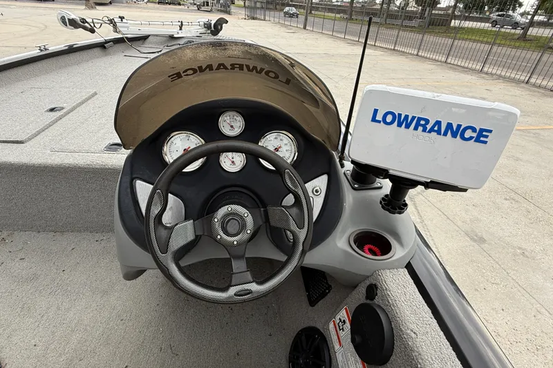 Slide: The Image of 2011 Bass Tracker PRO TEAM 190 TX dashboard with Lowrance fish finder. - 11