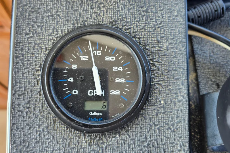 Slide: The Image of Fuel gauge on 1984 Bayliner 2802 Trophy boat dashboard, showing 6 gallons per hour. - 22