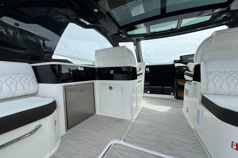Slide: The Image of Sea Ray Sundancer 370 Outboard 2026 - 17