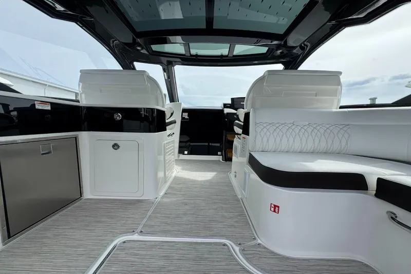 Slide: The Image of Sea Ray Sundancer 370 Outboard 2026 - 18
