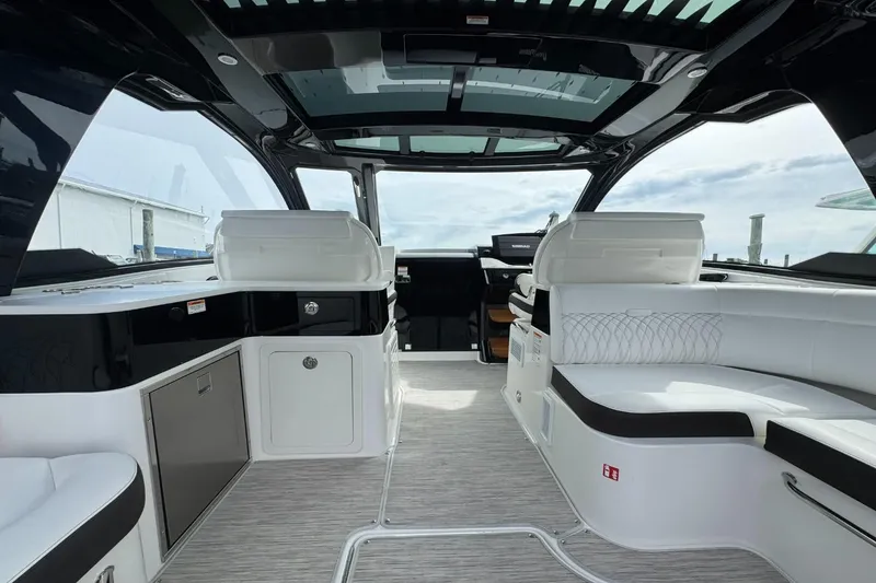 Slide: The Image of Sea Ray Sundancer 370 Outboard 2026 - 21
