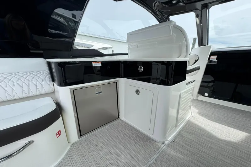 Slide: The Image of Sea Ray Sundancer 370 Outboard 2026 - 22