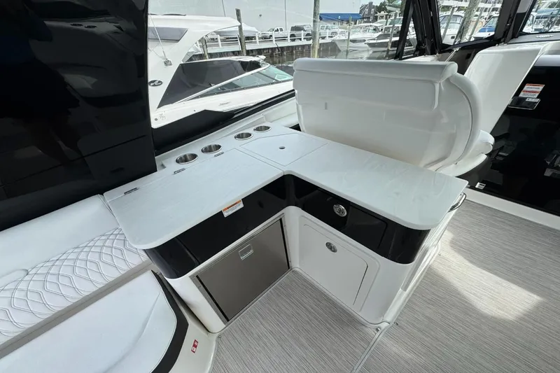 Slide: The Image of Sea Ray Sundancer 370 Outboard 2026 - 23