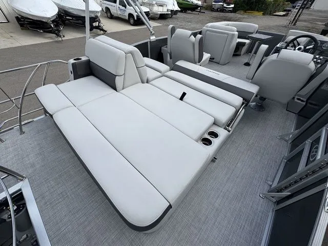 Slide: The Image of Harris Cruiser 210 2023 - 16