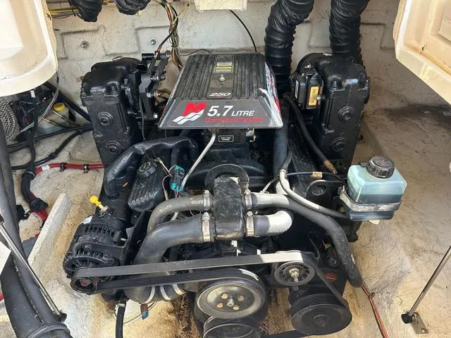 Slide: The Image of Maxum 2400 SD 2002 - 27