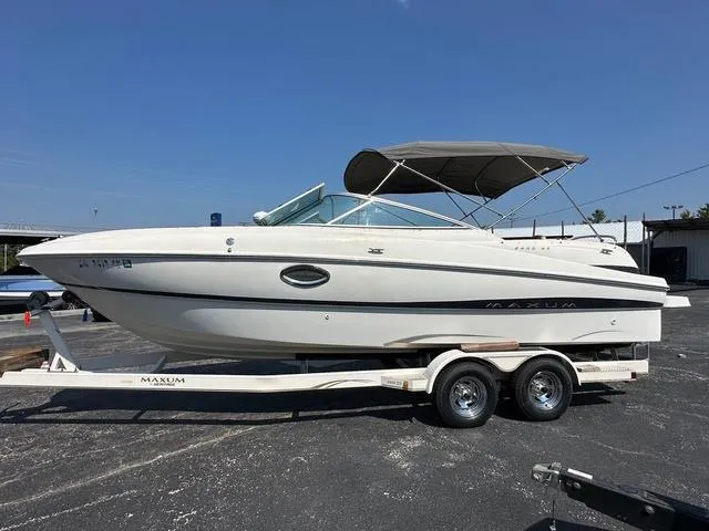 Slide: The Image of Maxum 2400 SD 2002 - 3