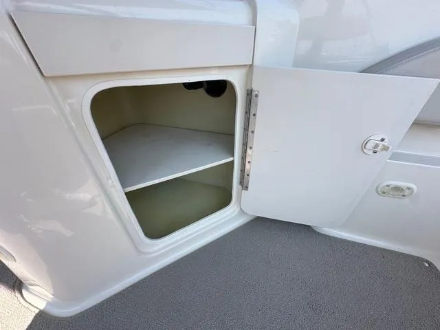 Slide: The Image of Maxum 2400 SD 2002 - 8