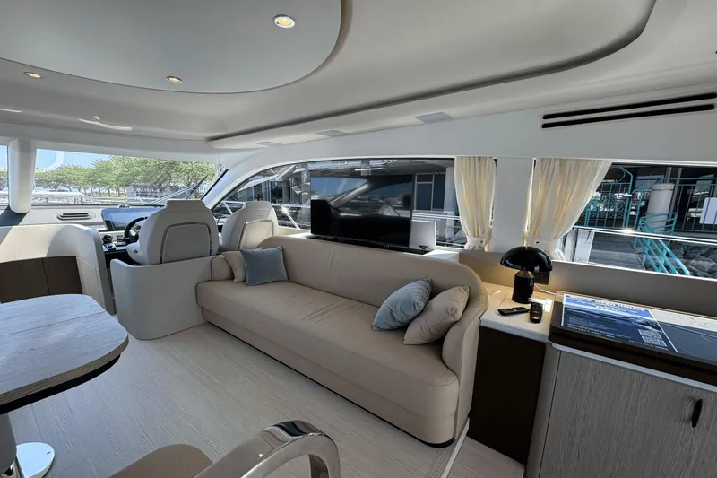 Slide: The Image of Azimut 53 FLY 2025 - 18