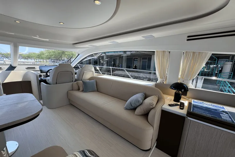 Slide: The Image of Azimut 53 FLY 2025 - 19