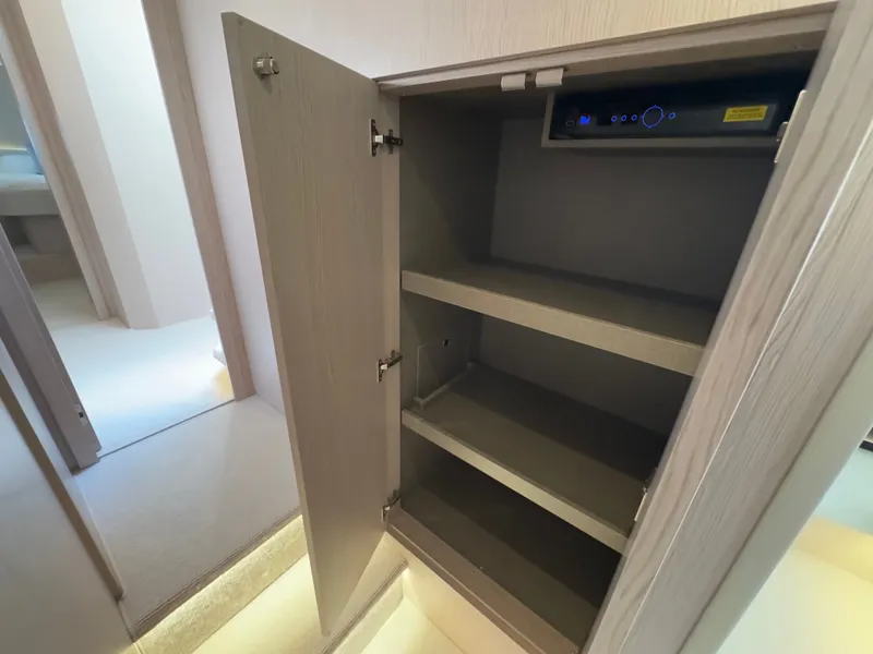 Slide: The Image of Azimut 53 FLY 2025 - 34