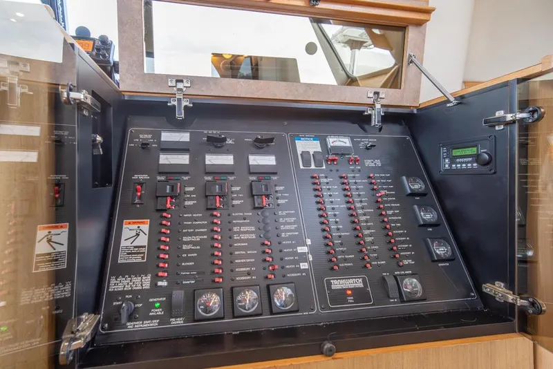 Slide: The Image of Bayliner 4788 Pilot House Motoryacht 2000 - 52