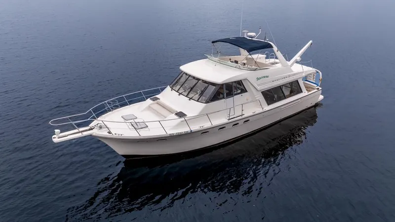 Slide: The Image of 2000 Bayliner 4788 Pilot House Motoryacht on calm water. - 6