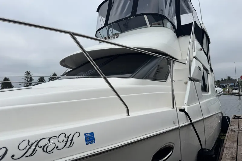 Slide: The Image of 2002 Silverton 352 Motor Yacht emblem on white exterior. - 4