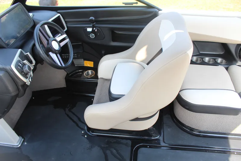 Slide: The Image of Malibu Wakesetter 23 LSV 2015 - 10