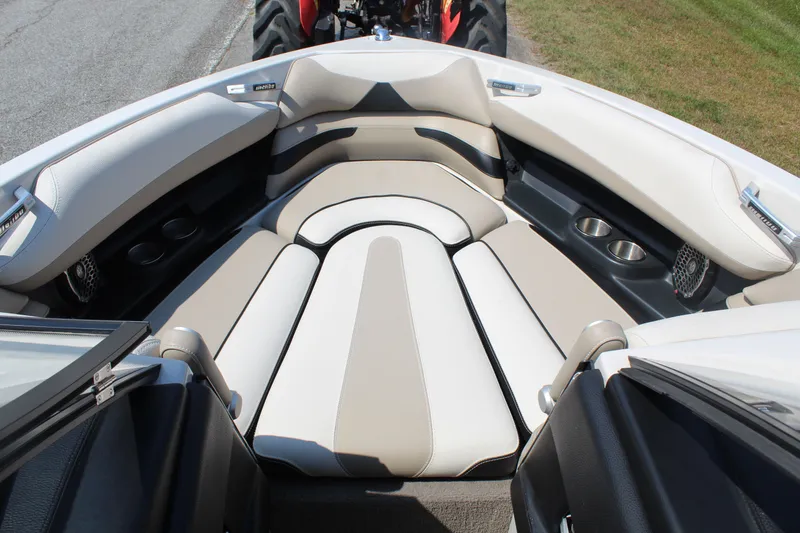 Slide: The Image of Malibu Wakesetter 23 LSV 2015 - 15