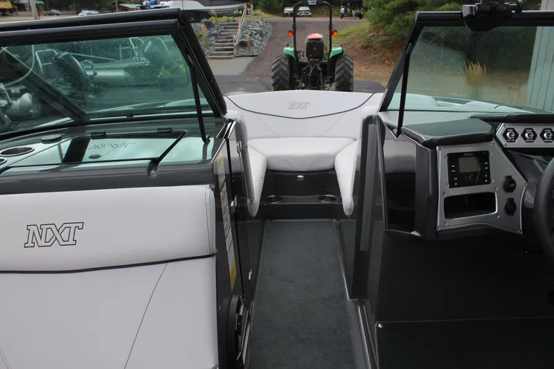 Slide: The Image of MasterCraft NXT22 2019 - 13