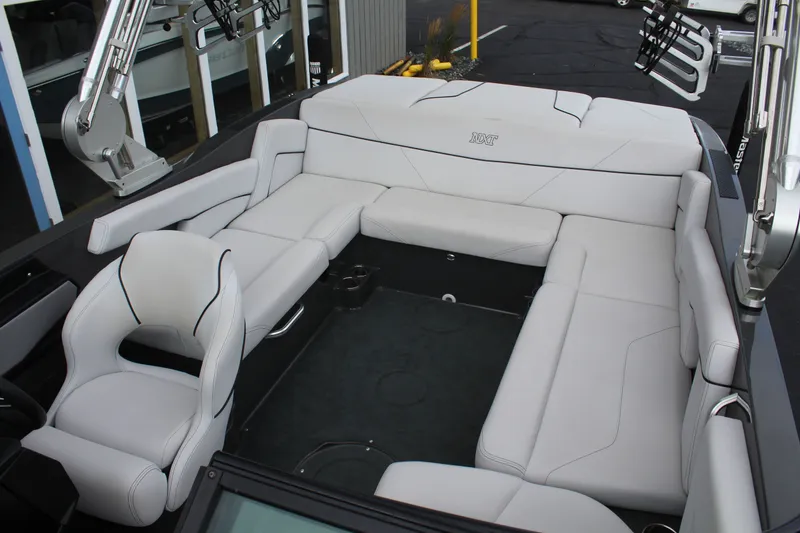 Slide: The Image of MasterCraft NXT22 2019 - 16