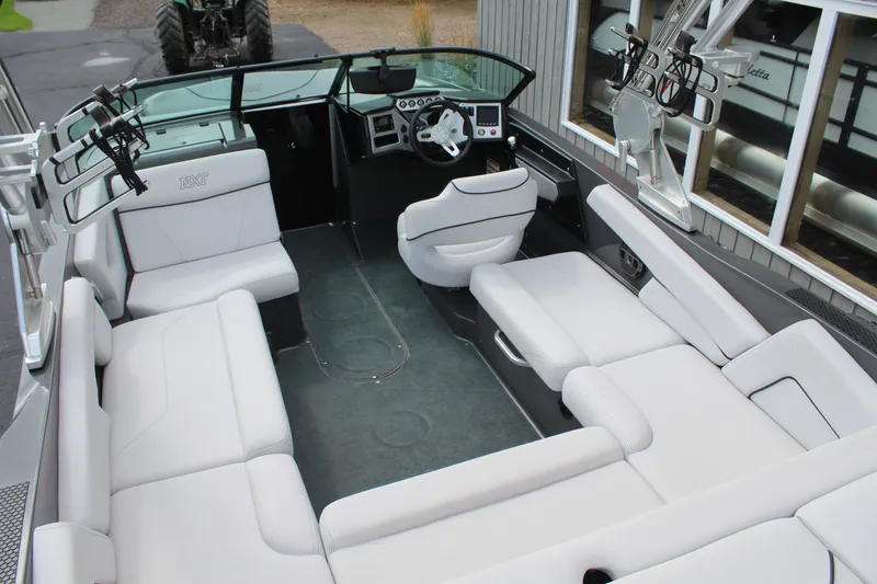 Slide: The Image of MasterCraft NXT22 2019 - 7