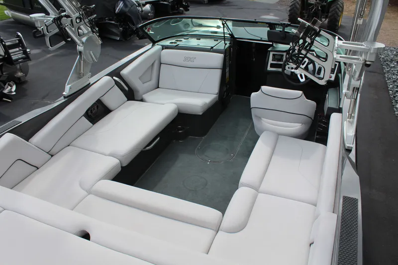 Slide: The Image of MasterCraft NXT22 2019 - 8