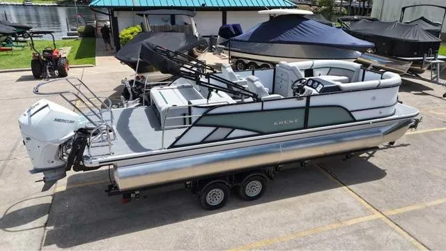 The Image of Crest Conquest 230 Tritoon 2026 - 1